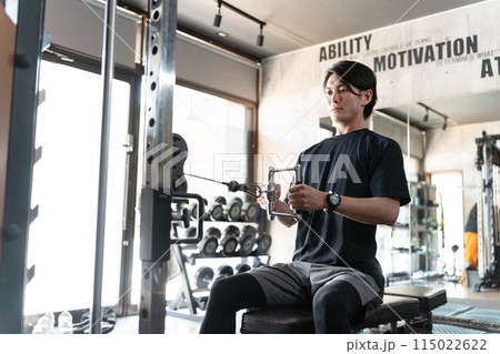 ジム・スポーツジムで筋トレ・ワークアウトする若いアジア人男性（背中トレ・ローイング） 115022622