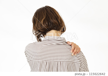 肩こりを気にする女性 115022642