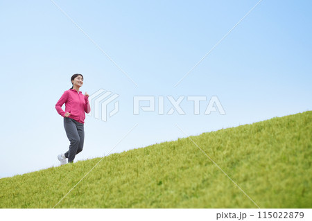 スポーツウエアでランニングをするミドル女性 115022879