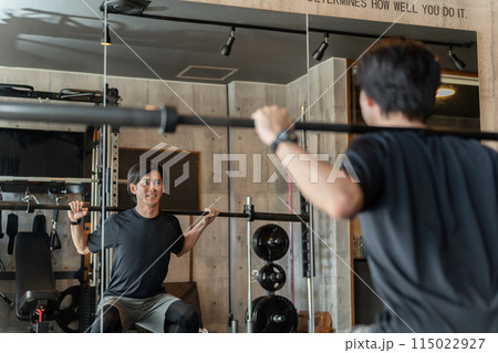 ジムでスクワットで下半身トレーニングをする若いアジア人男性(脚トレ・辛い・キツイ・BIG3) ジムでスクワットで下半身トレーニングをする若いアジア人男性(脚トレ・辛い・キツイ・BIG3) 115022927