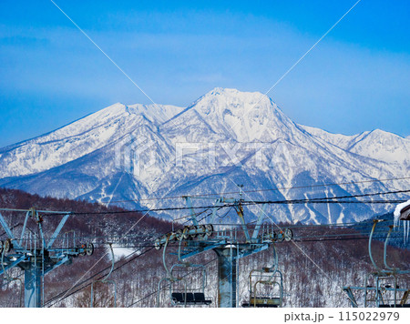 雪に覆われた妙高山 (長野県、斑尾高原からの眺望) 115022979