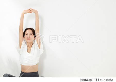 ヨガをする女性 ヨガをする女性 115023068