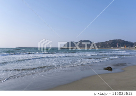 日本海に面した松江市の古浦海水浴場 115023612