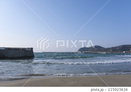 日本海に面した松江市の古浦海水浴場 日本海に面した松江市の古浦海水浴場 115023616