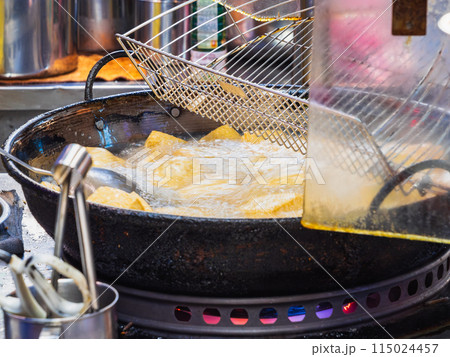 台北　寧夏夜市の屋台グルメ　臭豆腐 115024457