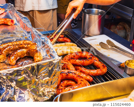 台北　寧夏夜市の屋台グルメ　台湾ソーセージ 115024460