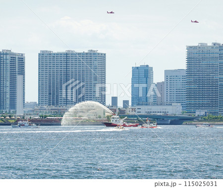 5年振りに開催された消防ページェント(東京湾) 5年振りに開催された消防ページェント(東京湾) 115025031