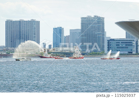 5年振りに開催された消防ページェント（東京湾） 115025037
