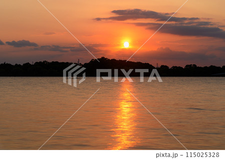 夕焼け空と彩湖の絶景（埼玉県戸田市） 115025328