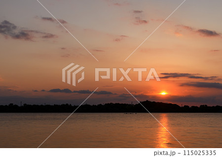 夕焼け空と彩湖の絶景(埼玉県戸田市) 夕焼け空と彩湖の絶景(埼玉県戸田市) 115025335