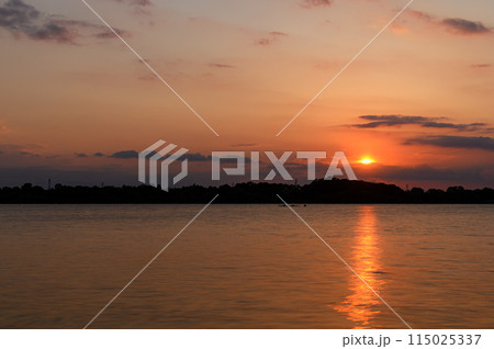 夕焼け空と彩湖の絶景(埼玉県戸田市) 夕焼け空と彩湖の絶景(埼玉県戸田市) 115025337