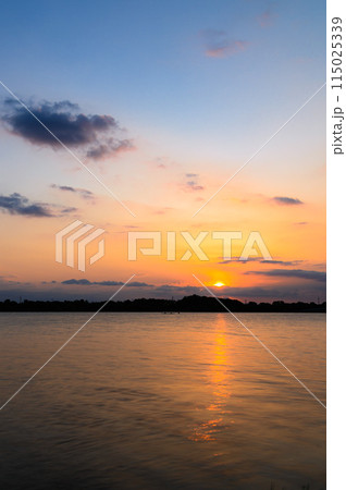 夕焼け空と彩湖の絶景（埼玉県戸田市） 115025339