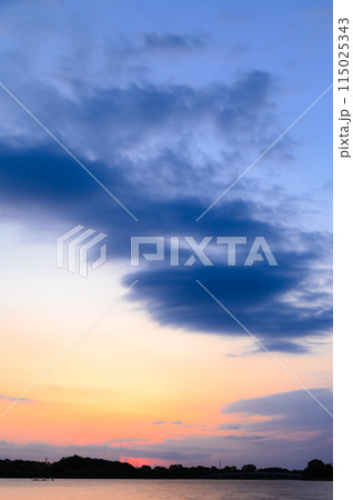 夕焼け空と彩湖の絶景(埼玉県戸田市) 夕焼け空と彩湖の絶景(埼玉県戸田市) 115025343