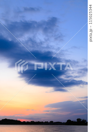 夕焼け空と彩湖の絶景(埼玉県戸田市) 夕焼け空と彩湖の絶景(埼玉県戸田市) 115025344