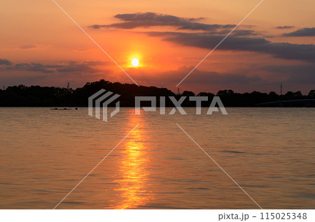 夕焼け空と彩湖の絶景（埼玉県戸田市） 115025348