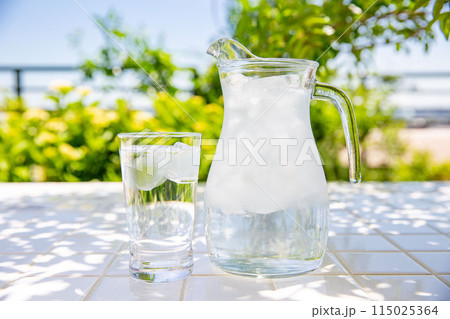 テラスで水分補給 木陰のテーブルで冷たいミネラルウォーターを飲む テラスで水分補給 木陰のテーブルで冷たいミネラルウォーターを飲む 115025364