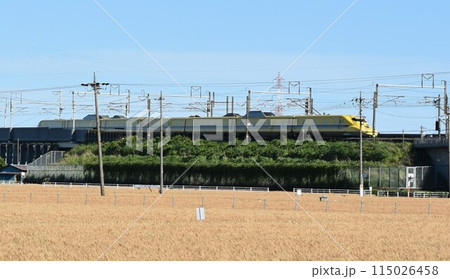 青空の下颯爽と走る新幹線 115026458