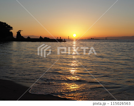 逗子・葉山の森戸海岸の夕焼け 115026563