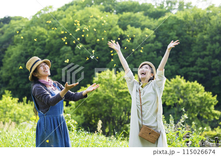 自然を満喫する女性 自然を満喫する女性 115026674