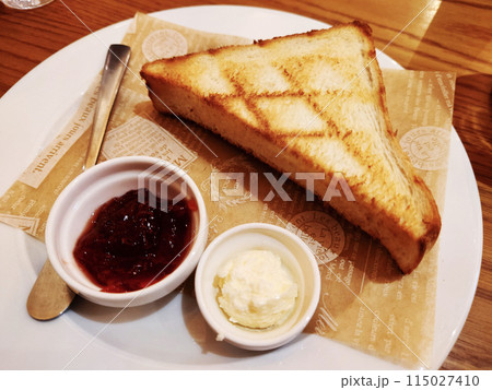 トーストにジャムを塗った食パン 115027410