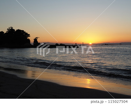 2023年10月26日の逗子・葉山　森戸海岸の夕焼け 115027504