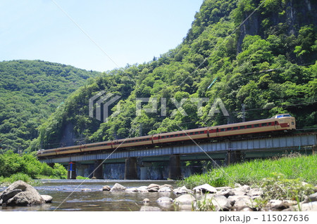 雄大な井倉峡を背景に最後の活躍を見せる381系特急やくも_2024/5/17撮影 雄大な井倉峡を背景に最後の活躍を見せる381系特急やくも_2024/5/17撮影 115027636