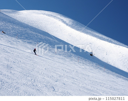 ニセコ東急 グラン・ヒラフの最上部キングコースを滑るスキーヤー ニセコ東急 グラン・ヒラフの最上部キングコースを滑るスキーヤー 115027811