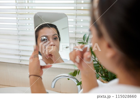 Woman Curling Lashes Woman Curling Lashes 115028660