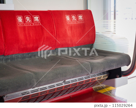 電車の赤い優先席シート 電車の赤い優先席シート 115029264