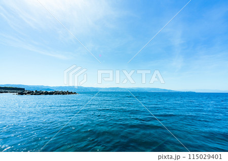 初島の美しい海 115029401