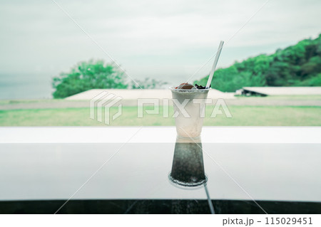 海が見えるカフェで飲む冷たいドリンク 115029451