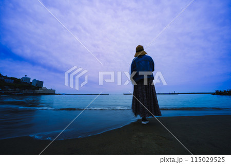 熱海を見る女性 熱海を見る女性 115029525