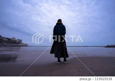 熱海を見る女性 熱海を見る女性 115029526