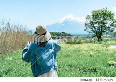 大石公園から富士山を眺める女性 大石公園から富士山を眺める女性 115029589