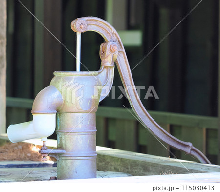 古い手動の水汲みポンプ 古い手動の水汲みポンプ 115030413