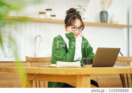 リビングでパソコンを見る女性 115030888