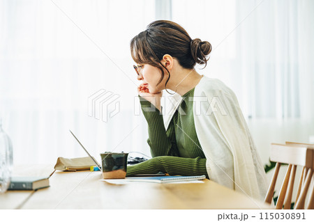 自宅でテレワークをする女性 115030891