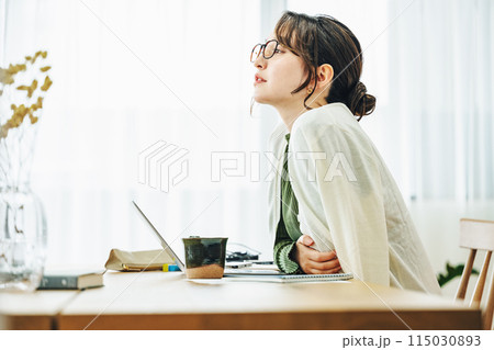 自宅でテレワークをする女性 自宅でテレワークをする女性 115030893