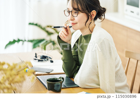 自宅でテレワークをする女性 115030896