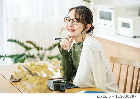 自宅でテレワークをする女性 115030897