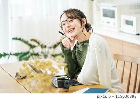 自宅でテレワークをする女性 115030898