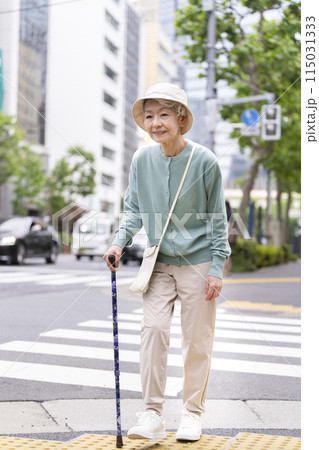 杖をついて街を歩くシニア女性 115031333