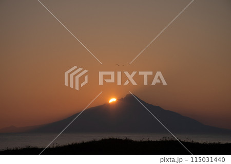 利尻富士の陰に沈む夕陽 利尻富士の陰に沈む夕陽 115031440