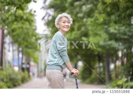 笑顔のシニア女性 115031898