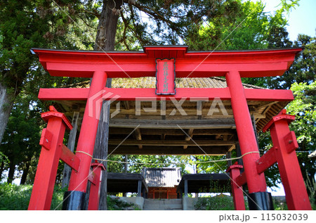 群馬県沼田市屋形原町のパワースポット　篠尾神社の赤鳥居 115032039