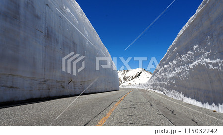 雪の大谷_立山黒部アルペンルート 115032242