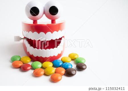 Sweet food and candy It cause tooth decay and root inflammation. Sweet food and candy It cause tooth decay and root inflammation. 115032411
