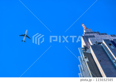 東京都渋谷区の都市風景　代々木駅　高層ビルとジャンボジェット機 115032585