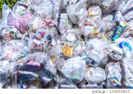 日本の横浜都市景観 ゴミ集積場（ゴミ置き場）にはゴミ袋（プラスチック製容器包装）が山積みに＝横浜市内 115033017