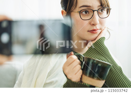 スマホで撮影される女性 115033742
